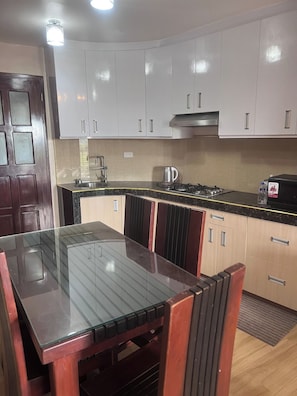Refrigerador, microondas, placa de cocina, tostadora