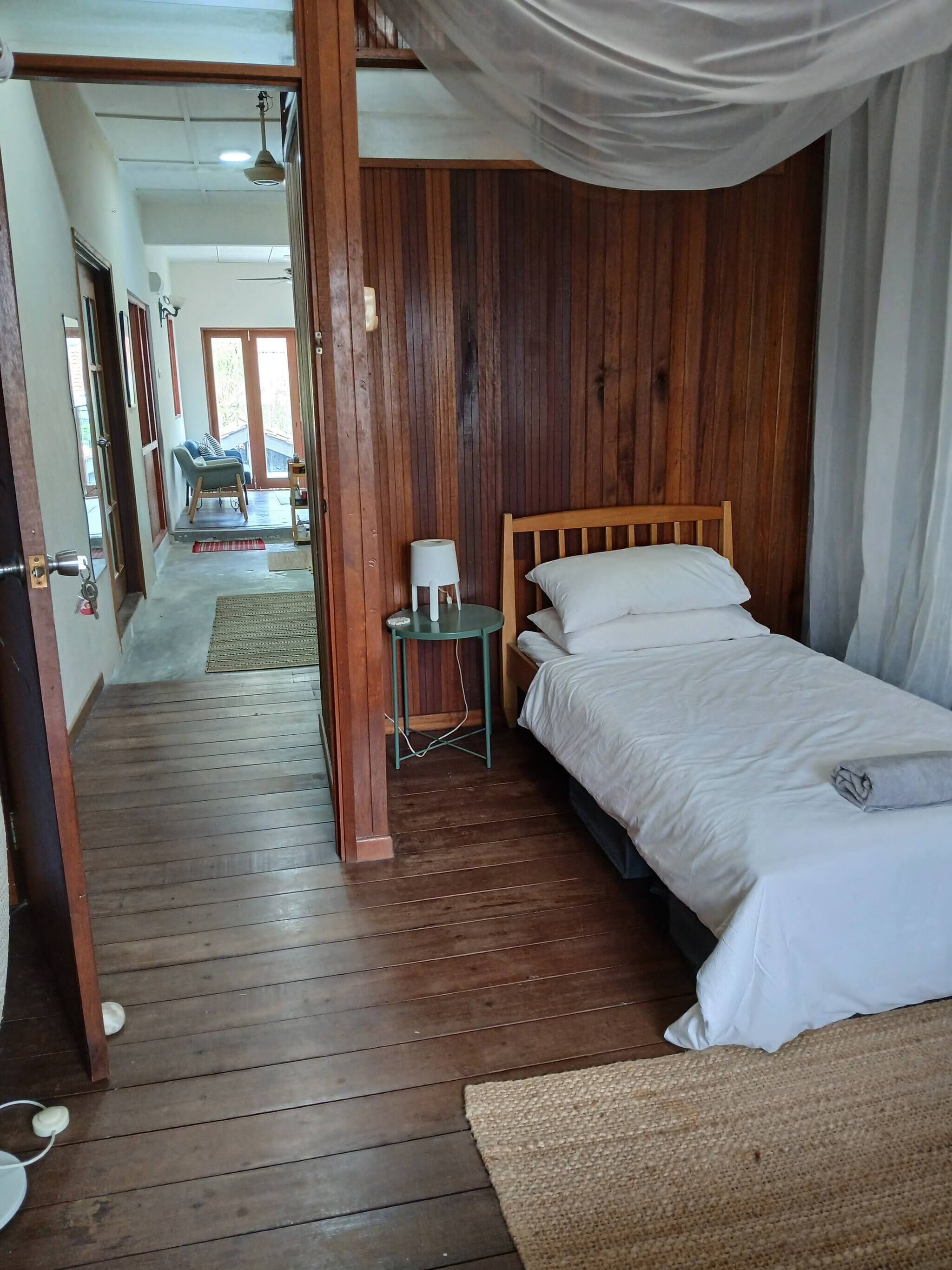 3 habitaciones, tabla de planchar con plancha, internet y ropa de cama 