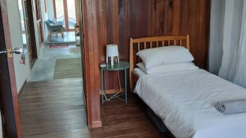 3 habitaciones, tabla de planchar con plancha, internet y ropa de cama