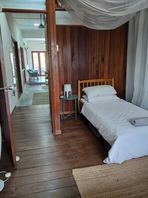 3 bedrooms, iron/ironing board, internet, bed sheets