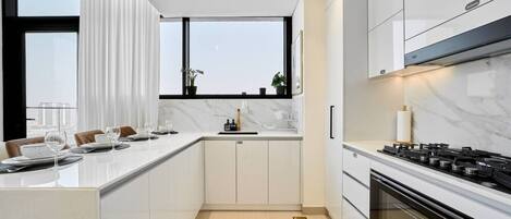 Geladeira, micro-ondas, fogão, cooktop