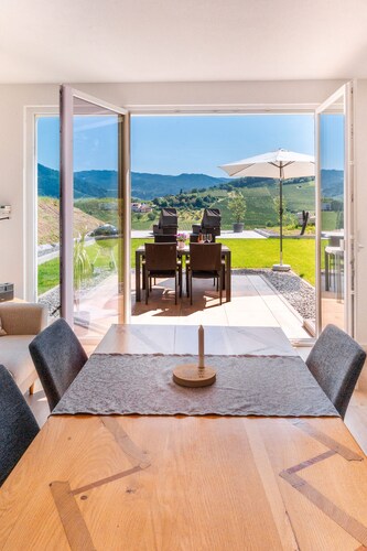 Ferienwohnung 'Corner 28' mit Bergblick, privater Terrasse und Wi-Fi