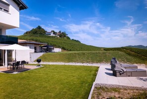 Outdoor dining - Apartment 'Corner 28' with Mountain View, Private Terrace and Wi-Fi (Oberkirch)