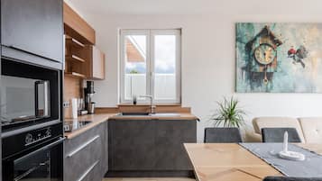 Frigorifero, microonde, forno, piano cottura