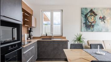 Een koelkast, een microgolfoven, een oven, een kookplaat