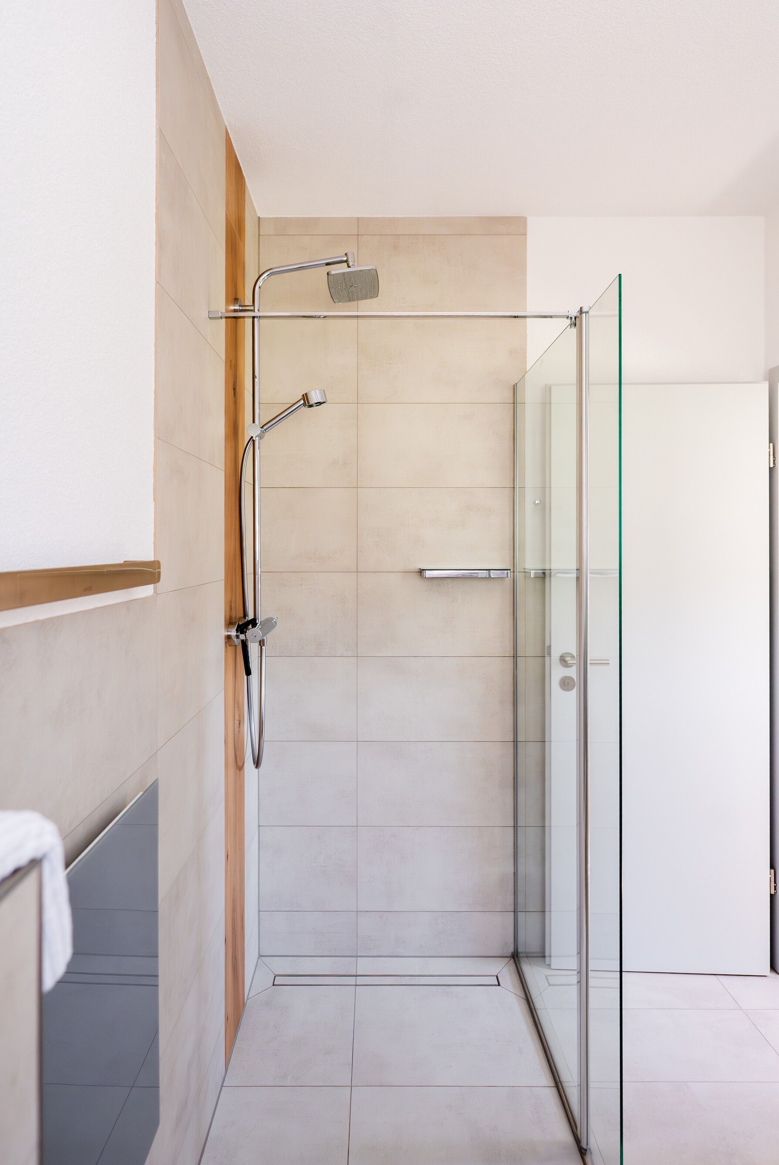 Dusche, kostenlose Toilettenartikel, Haartrockner, Handtücher