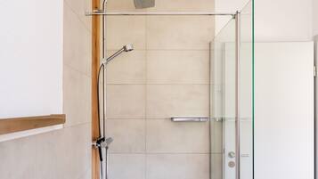 Dusche, kostenlose Toilettenartikel, Haartrockner, Handtücher