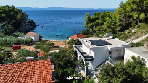 Apartment in charming Gdinj 50 meters from the beach