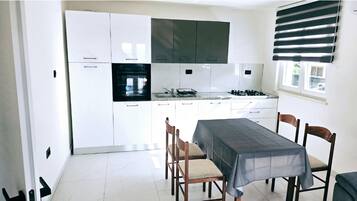 Geladeira, fogão, cooktop, talheres/pratos/utensílios de cozinha