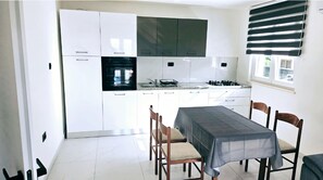 Kühlschrank, Ofen, Herdplatte, Kochgeschirr/Geschirr/Besteck