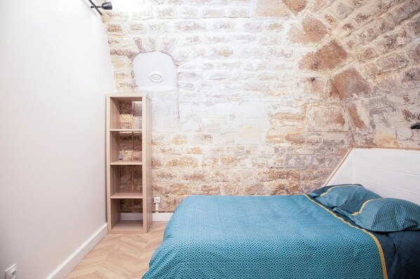2 bedrooms, iron/ironing board, internet, bed sheets