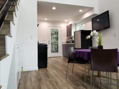 Dining. Kobe Bryant vacation getaway - 5 minutes to Rodeo Drive, Game console, Hot Tub