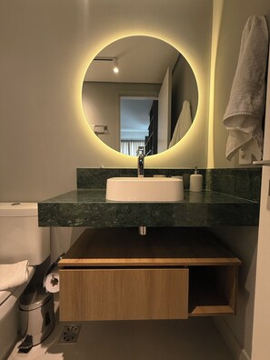 Hair dryer, towels, soap, toilet paper - Cozy Modern Loft Luxury Condominium - Berrini, Shopping Malls and High Security (São Paulo)