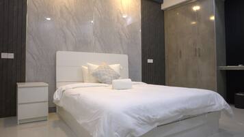 Kamar Double Deluks, pemandangan pantai | Brankas, meja kerja, setrika/meja setrika, dan Wi-Fi gratis