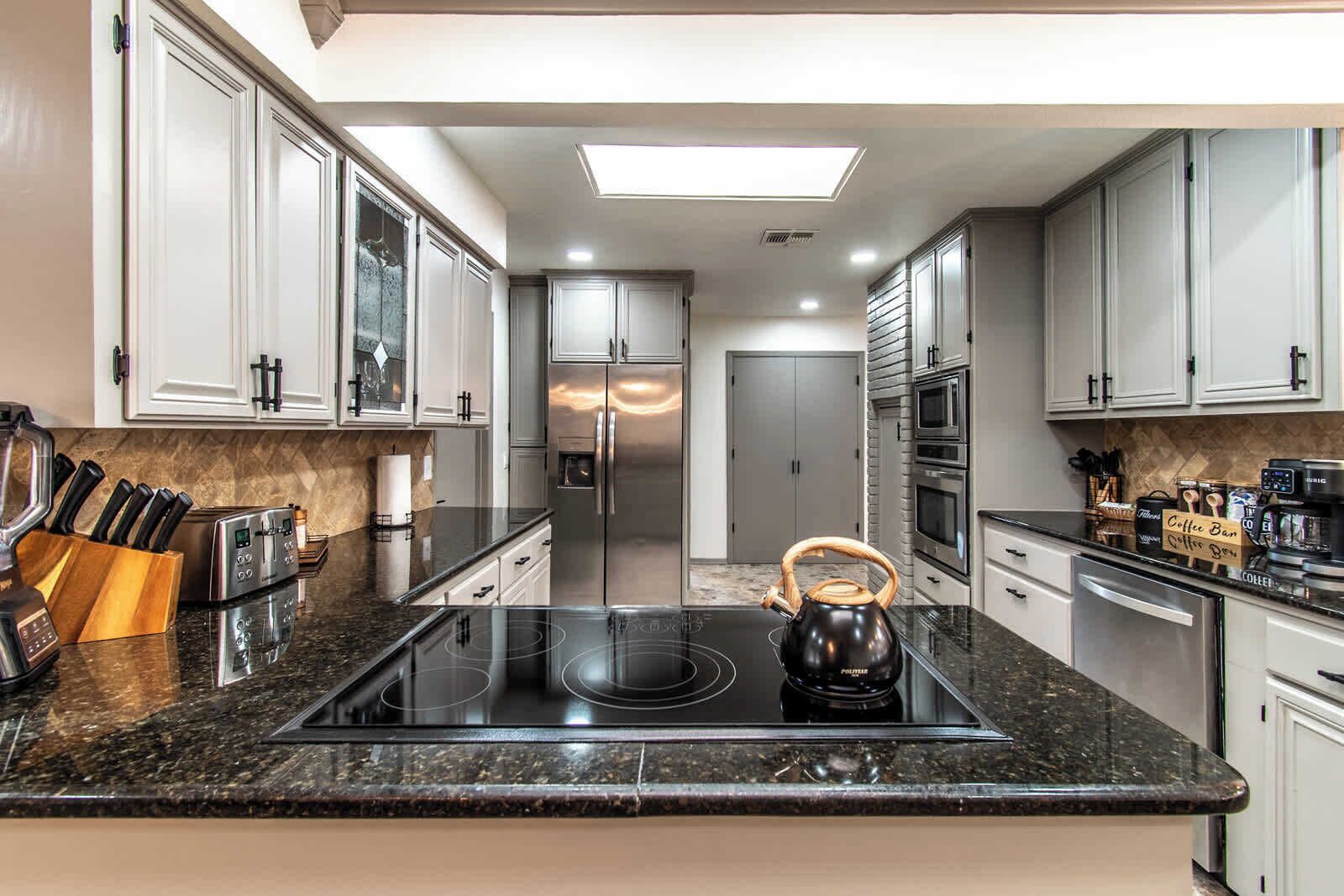 Réfrigérateur, four à micro-ondes, un four, surface de cuisson