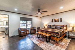 5 間睡房、書桌、熨斗/熨衫板、可攜式嬰兒床