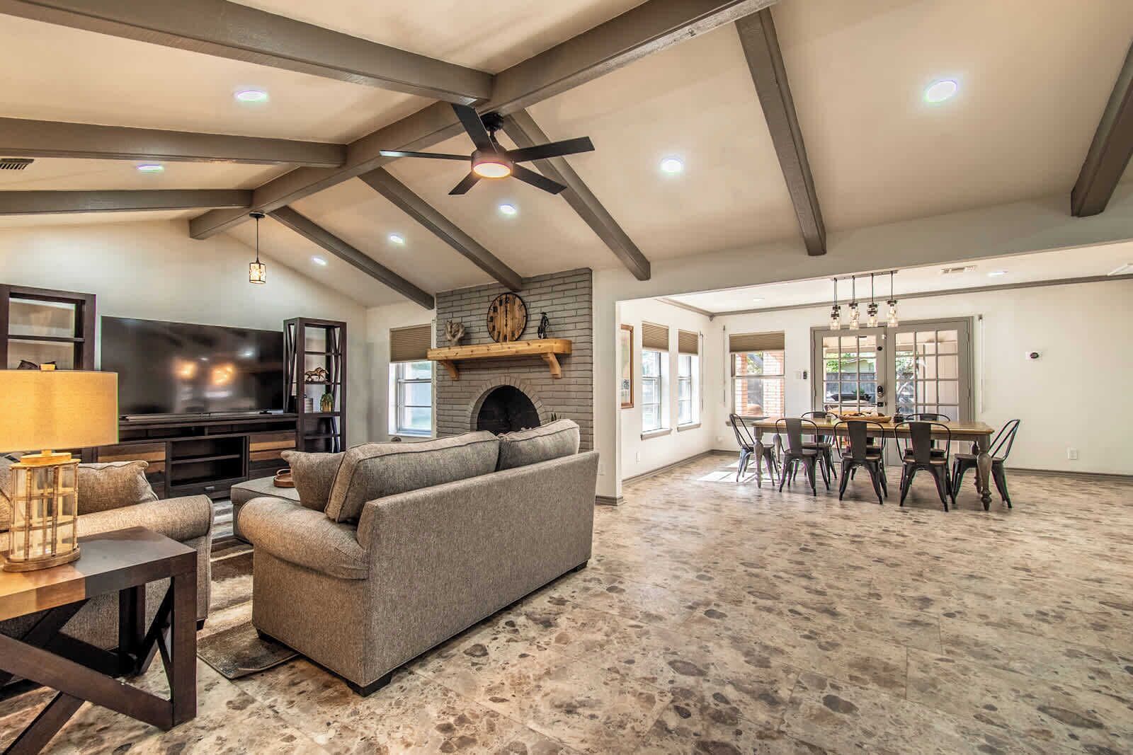 Televisión, libros y oficina 