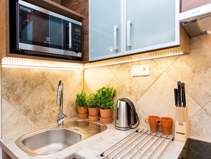 Refrigerador, microondas, horno, placa de cocina