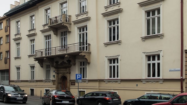 A multi-story building with a classic architectural style, featuring balconies and large windows. - Vanilla 3, 4bdr 2bth apartment 5min to Krakow's Main Square (Kraków)