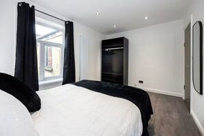 2 habitaciones, tabla de planchar con plancha, wifi y ropa de cama