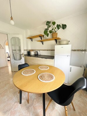 Dining - Cozy & Spacious apartment near the old town of Tarifa. (Tarifa)