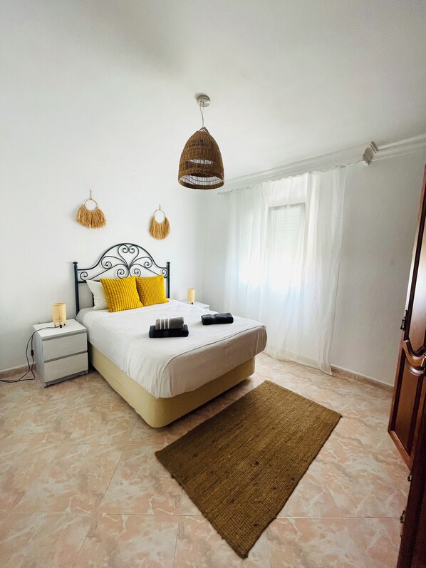 2 bedrooms, travel cot, free WiFi, bed sheets