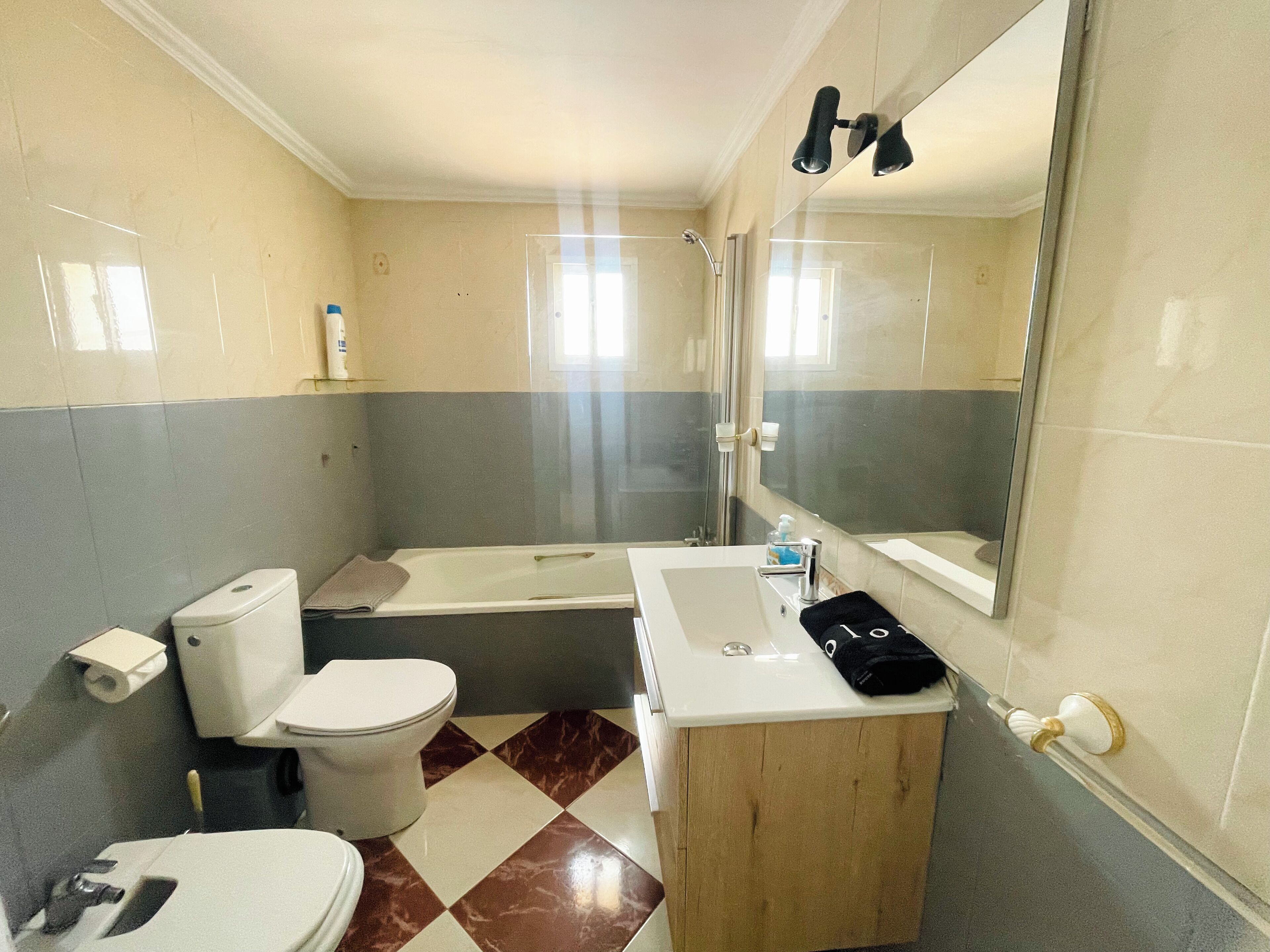 Een haardroger, handdoeken, zeep, toiletpapier