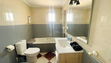 Secador de pelo, toallas, jabón y papel higiénico