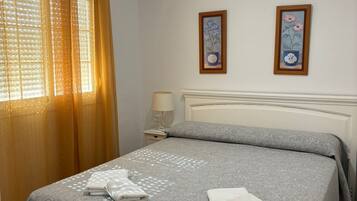 Cortinas blackout y tabla de planchar con plancha