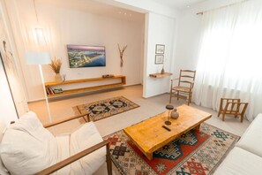 Signature-Apartment, 1 Schlafzimmer, Terrasse, Blick auf den Innenhof | Zimmersafe, schallisolierte Zimmer, Bügeleisen/Bügelbrett