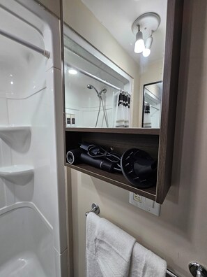 Dusche, Haartrockner, Handtücher, Seife