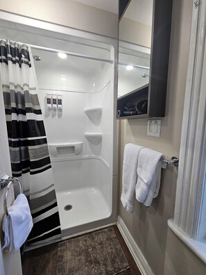 Douche, séchoir à cheveux, serviettes fournies, savon