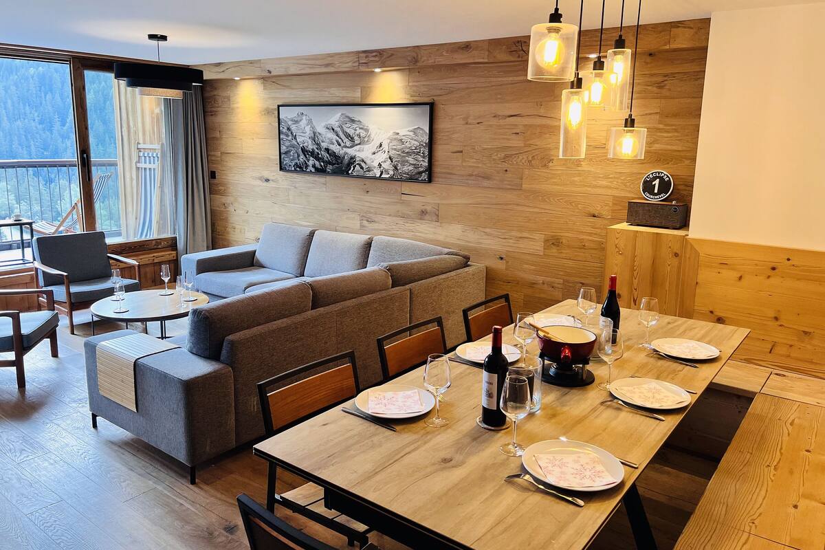 Apartament Comfort, balcó, vistes a la muntanya | Sala d'estar | Televisor LCD de 45 polzades amb canals digitals, Netflix i Hulu 