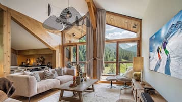 Una sala de estar acogedora con un sofá, una mesita de centro y un ventanal que ofrece vistas al exterior.