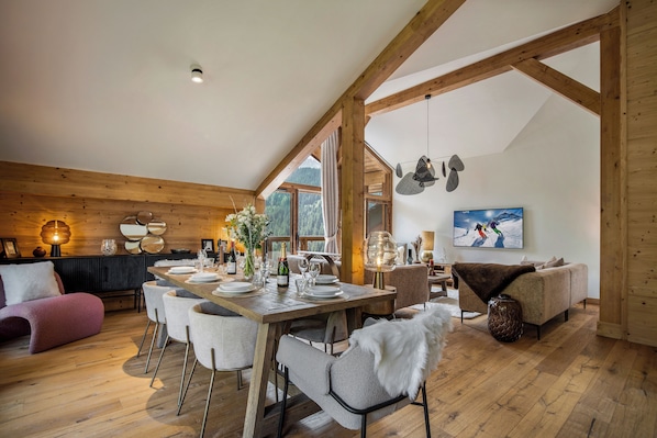 Luxury Apartment, Balcony | In-room dining