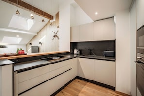Refrigerador con freezer, microondas, horno, placa de cocina