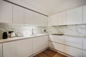 Appartamento Luxury, balcone, vista montagna | Cucina privata | Frigorifero con congelatore, microonde, forno, piano cottura