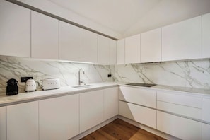 Appartamento Luxury, balcone, vista montagna | Cucina privata | Frigorifero con congelatore, microonde, forno, piano cottura