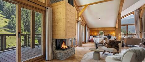 Appartement Luxe, balcon | Coin séjour | Télévision LCD de 45 pouces avec chaßnes numériques, Netflix, Hulu