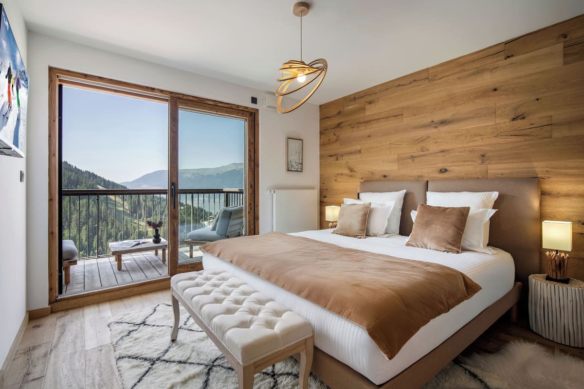 Luxury Apartment, Balcony, Mountain View | Frette Italian sheets, premium bedding, desk, laptop workspace