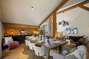 Appartamento Luxury, balcone | Pasti in camera