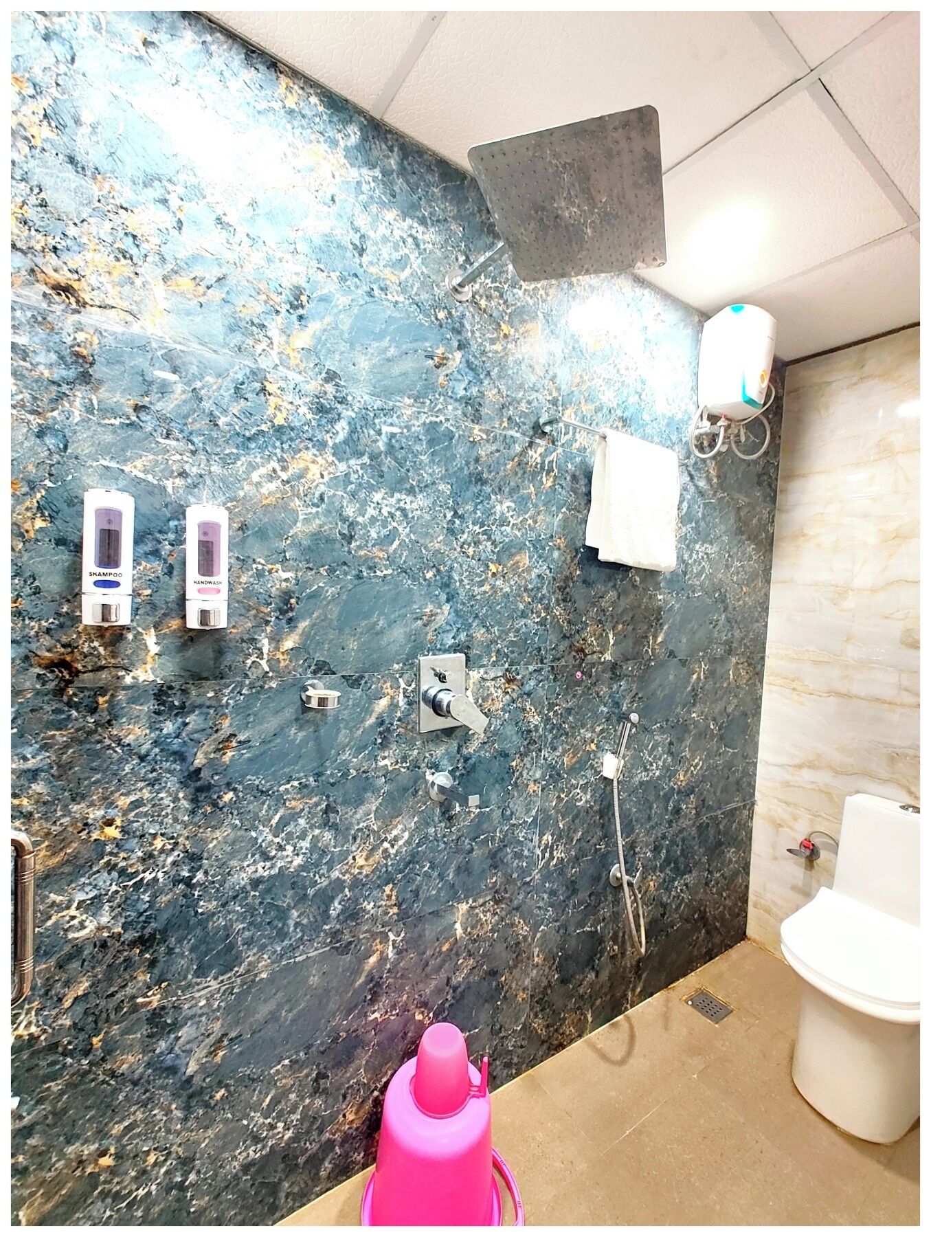 Ducha, cabezal de ducha tipo lluvia, artículos de tocador gratuitos