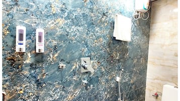 Shower, rainfall showerhead, free toiletries, slippers