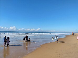 På stranden och vit sandstrand
