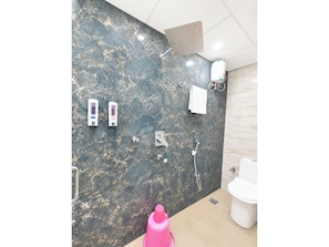 Shower, rainfall showerhead, free toiletries, slippers - Hotel Santosh Inn Puri (Puri)