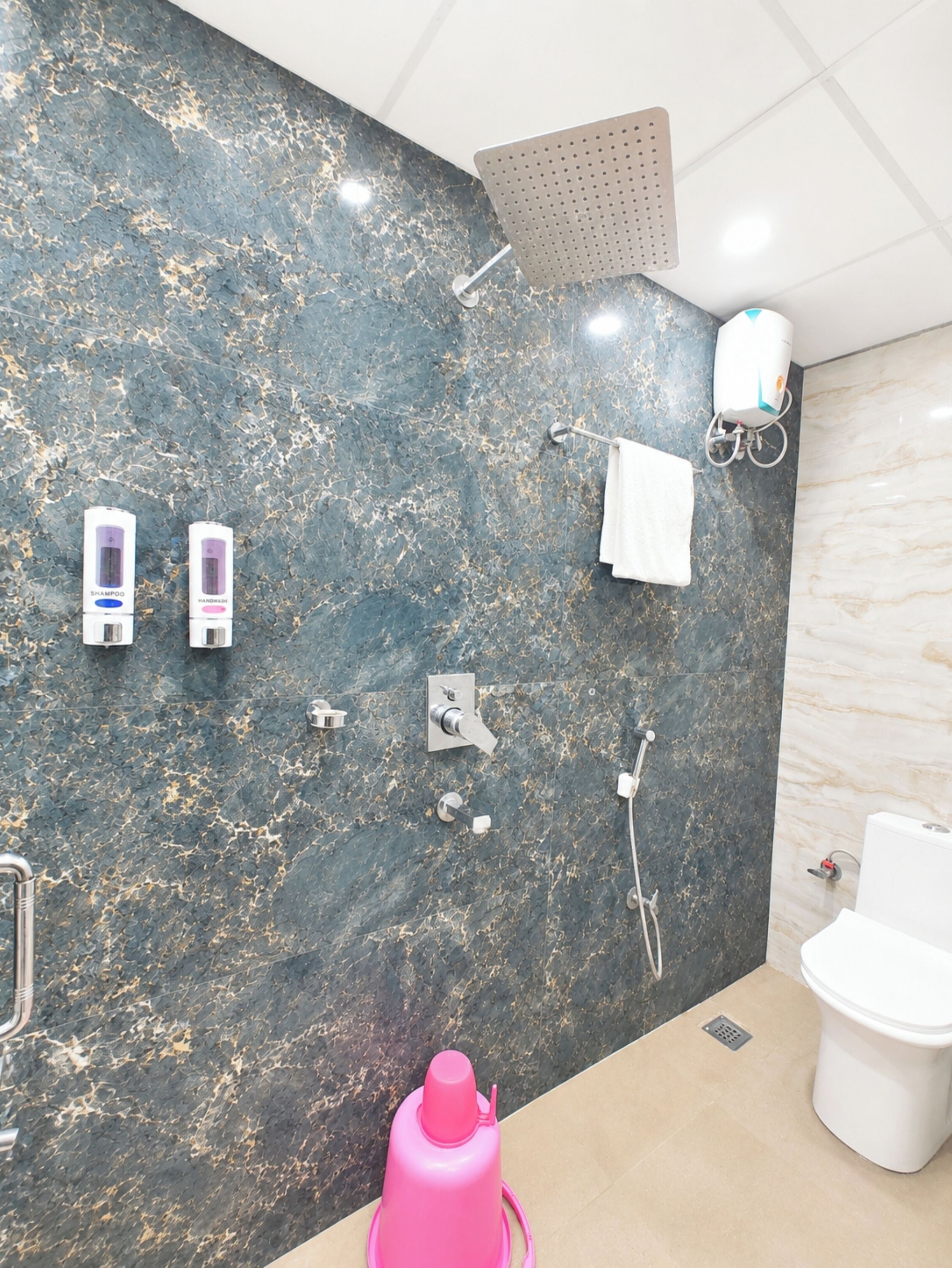 Dusche, Regendusche, kostenlose Toilettenartikel, Hausschuhe