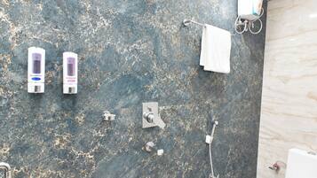 Dusche, Regendusche, kostenlose Toilettenartikel, Hausschuhe