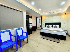Quarto casal luxo, várias camas, ar-condicionado | Roupas de cama antialérgicas, escrivaninha, quartos à prova de som