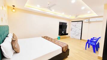 Deluxe Double Room, Multiple Beds, Air conditioning | Hypo-allergenic bedding, desk, soundproofing, free WiFi
