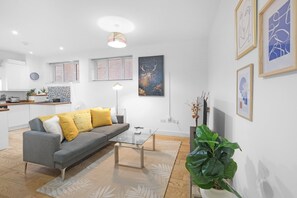 Apartamento família | Área de estar | Smart TV 42 polegadas com canais digitais, Netflix